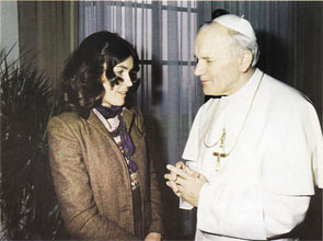 Zdjęcie Wandy Rutkiewicz z papieżem Janem Pawłem II